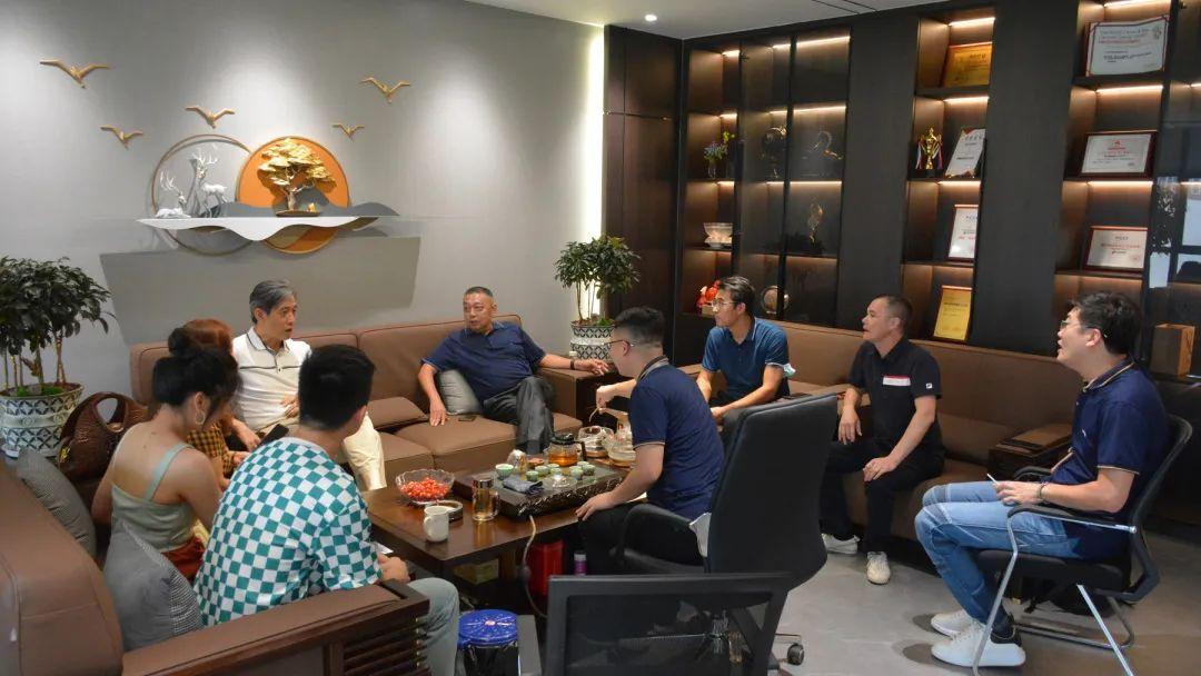 微水泥新品广受关注，吸引中国建筑卫生陶瓷协会宫秘书长前来参观考察！